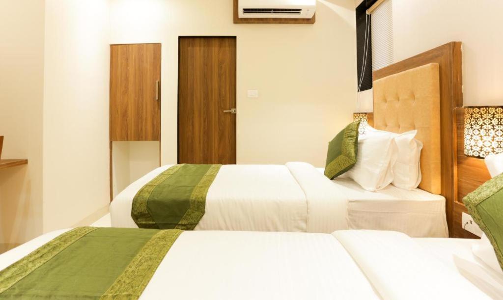 Hotel Delight Мумбай Екстериор снимка