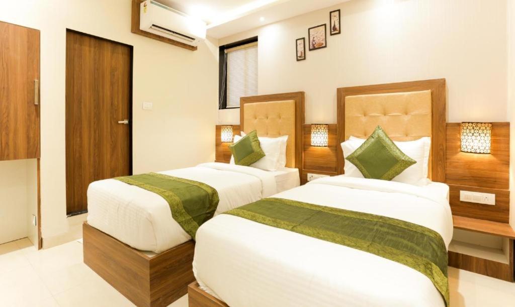 Hotel Delight Мумбай Екстериор снимка